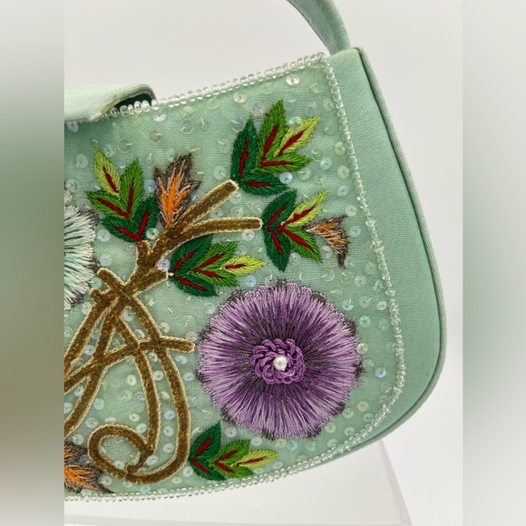 An elegant Escada, hand-sewn, embroidered handbag, using high quality 100% silk. - Picture 6 of 13